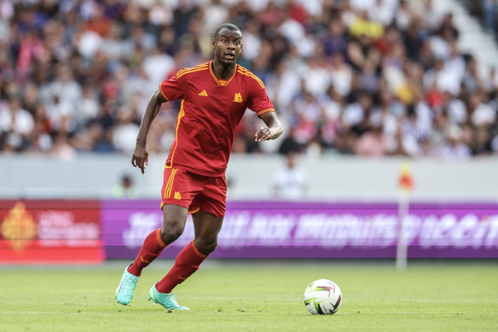 (FILES) AS Roma's French defender Obite Evan Ndicka controls the ball during a friendly football match between Toulouse (TFC) and AS Roma (ASR) at the Stadium TFC in Toulouse, southwestern France, on August 6, 2023. (Photo by Charly TRIBALLEAU / AFP)
