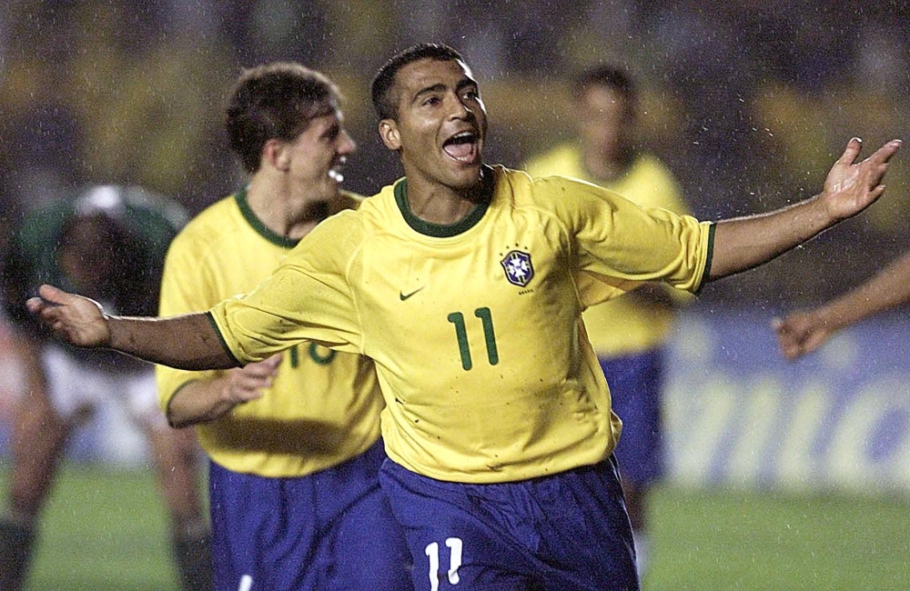 A picture taken on September 3, 2000 shows Brazil's Romario celebrating his third goal during their World Cup 2002 qualifying match against Bolivia in Maracana Stadium in Rio de Janeiro, Brazil. Photo by VANDERLEI ALMEIDA / AFP