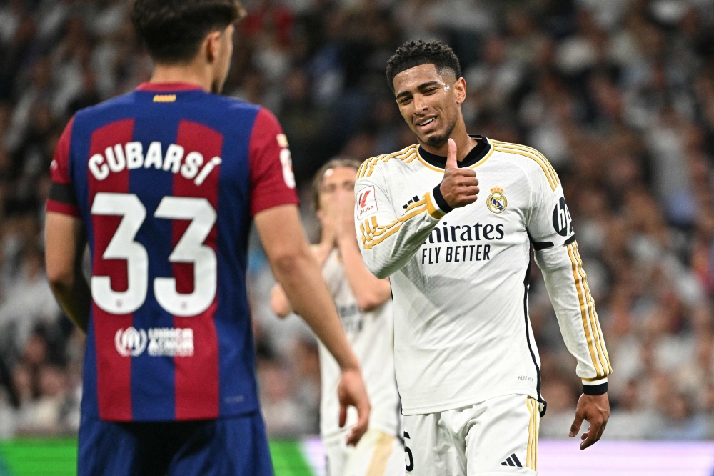 Real Madrid's English midfielder #5 Jude Bellingham gives a thumb up during the Spanish league football match between Real Madrid CF and FC Barcelona at the Santiago Bernabeu stadium in Madrid on April 21, 2024. (Photo by JAVIER SORIANO / AFP)
