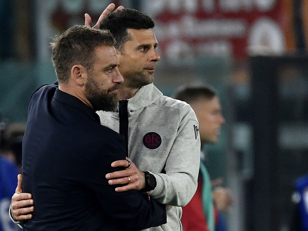 Roma's Italian coach Daniele De Rossi (L) acknowledges Bologna's Italian coach Thiago Motta at the end of the Italian Serie A football match Roma vs Bologna at the Olympic stadium in Rome on April 22, 2024. (Photo by Filippo MONTEFORTE / AFP)
