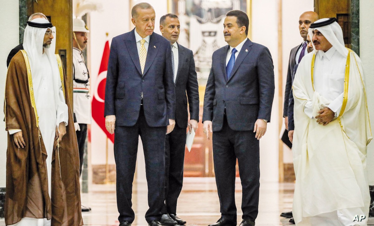Turkish President H E Recep Tayyip Erdoğan (second left) with Iraqi Prime Minister H E Mohammed Shia’ Al Sudani (second right) and Minister of Transport H E Jassim Saif Ahmed Al Sulaiti (right) at the event.