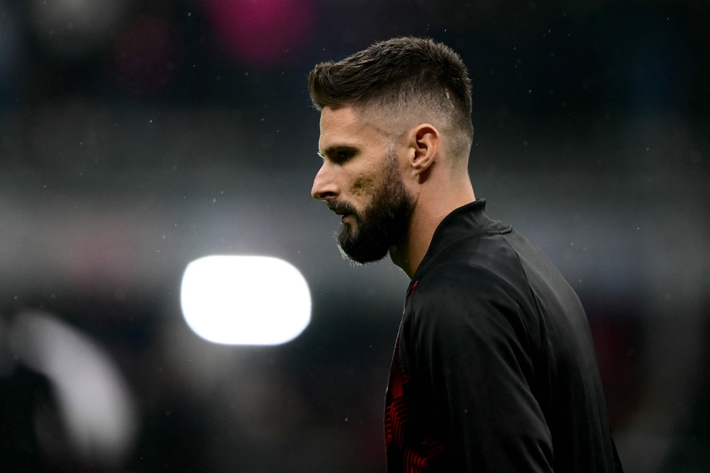 AC Milan's French forward #09 Olivier Giroud warms up prior to the Italian Serie A football match between AC Milan and Inter Milan at the San Siro Stadium in Milan on April 22, 2024. (Photo by Marco BERTORELLO / AFP)