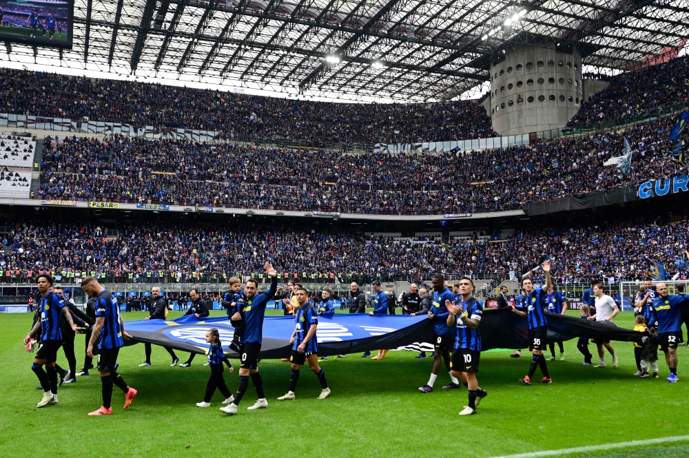 Inter Milan's players celebrate the scudetto at the end of the Italian Serie A football match between Inter Milan and Torino at the San Siro Stadium in Milan, on April 28, 2024. Inter clinched their 20th Scudetto with a 2-1 victory over AC Milan on April 22, 2024. (Photo by Piero CRUCIATTI / AFP)
