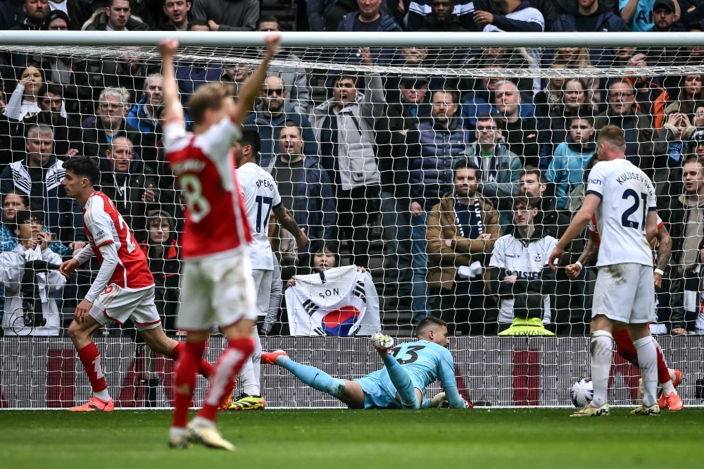 Arsenal's German midfielder #29 Kai Havertz (rear L) reacts after scoring his team third goal during the English Premier League football match between Tottenham Hotspur and Arsenal at the Tottenham Hotspur Stadium in London, on April 28, 2024. (Photo by Ben Stansall / AFP) 