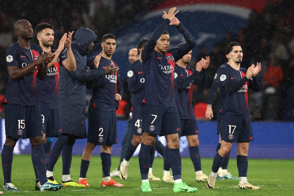 Paris Saint-Germain's French forward #07 Kylian Mbappe (C) and teammates applaud supporters at the end of the French L1 football match between Paris Saint-Germain (PSG) and Le Havre AC at the Parc des Princes Stadium in Paris on April 27, 2024. (Photo by FRANCK FIFE / AFP)
