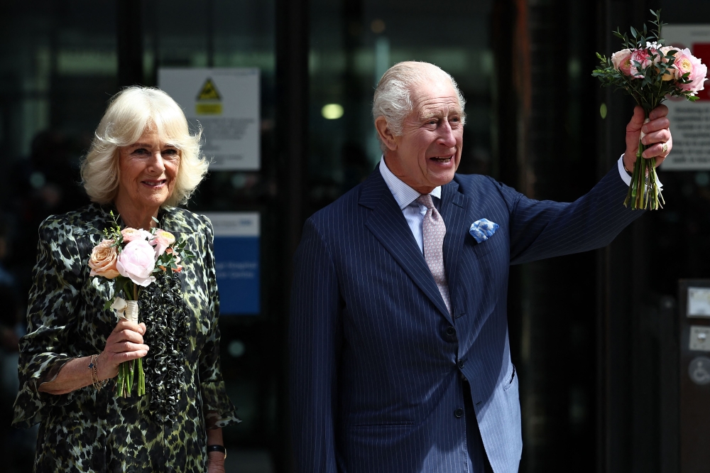 Britain's King Charles III and Britain's Queen Camilla wave to the crowds after a visit to the University College Hospital Macmillan Cancer Centre in London on April 30, 2024. (Photo by Henry Nicholls / AFP)
 
