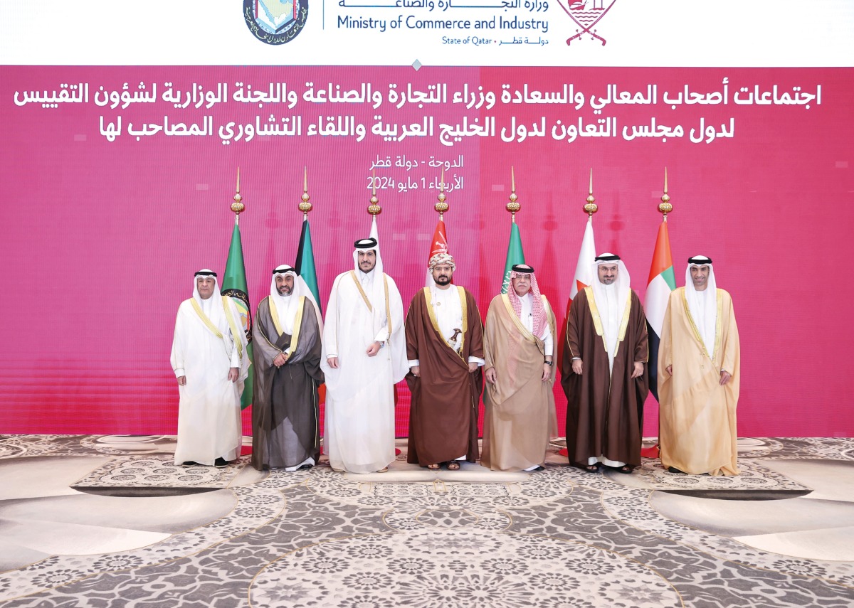 Minister of Commerce and Industry, H E Sheikh Mohammed bin Hamad bin Qassim Al Thani pose for a group photo with dignitaries during the meeting.