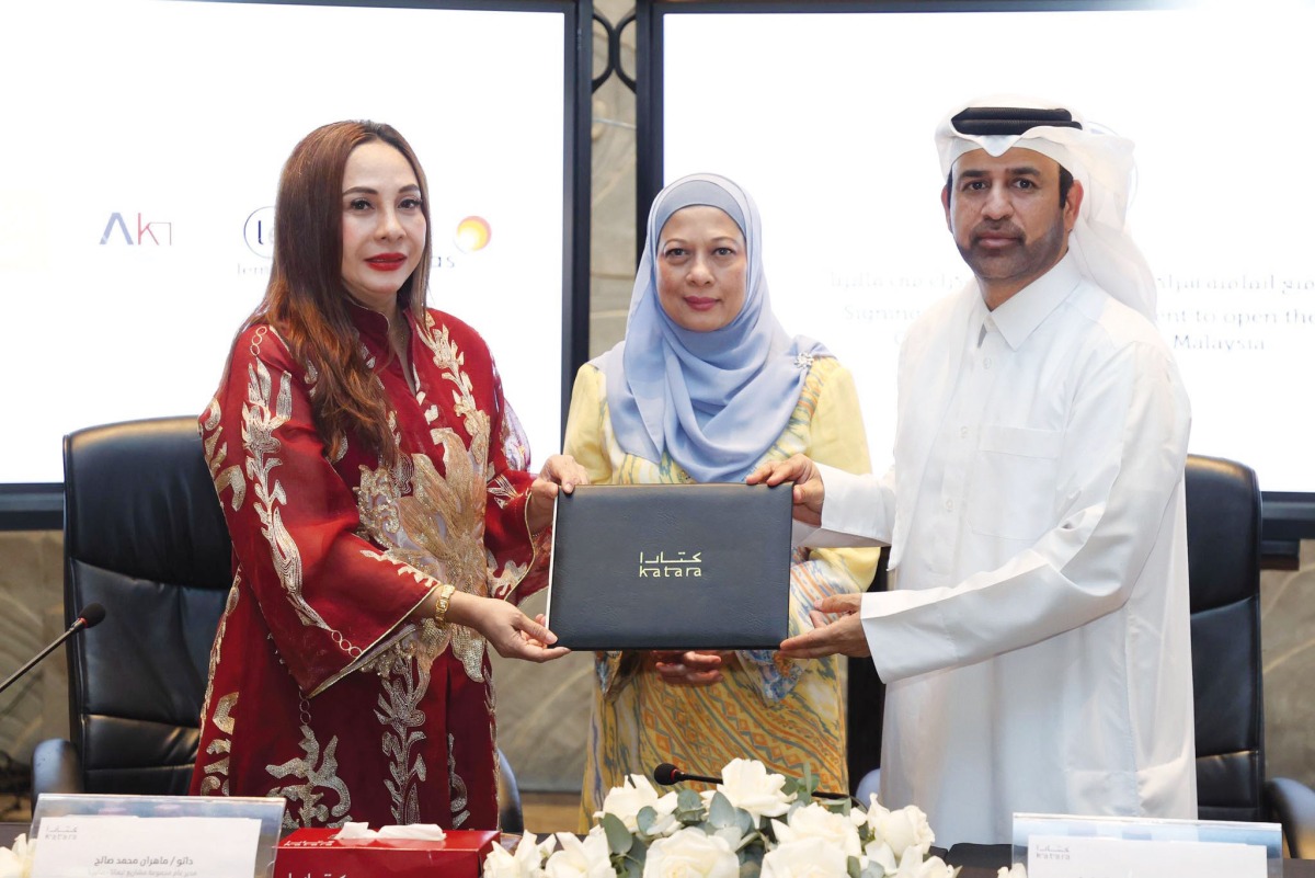 Aspire Katara Investment Council Chairman and Cultural Village Foundation, Katara General Manager, Prof. Dr. Khalid bin Ibrahim Al Sulaiti; Lemana Ventures Group Chairman, Dato’ Mehran Mohamed Saleh, and Bernas Company Chairman of the Board of Directors, Dato’ Hazima Zainuddin during the signing ceremony.