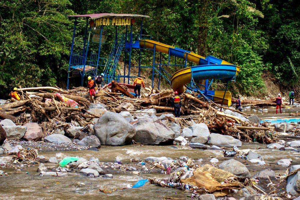 Rescue personnel search for the missing by a riverside amusement park following flash flooding along the Batang Anai River in Padang Pariaman, West Sumatra, on May 15, 2024. (Photo by REZAN SOLEH / AFP)
