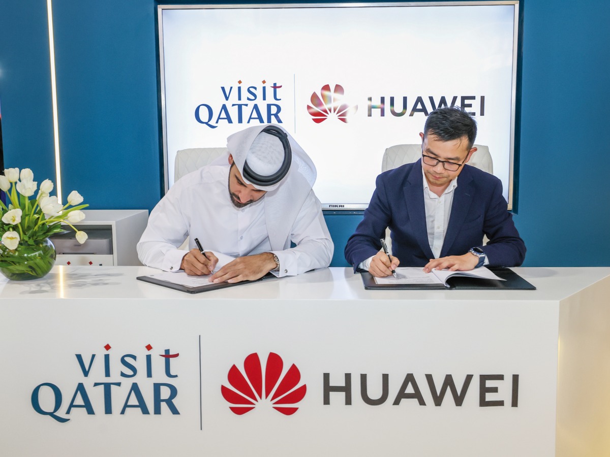 Engr. Abdulaziz Ali Al Mawlawi, Chief Executive Officer of Visit Qatar, and Justin Chen, Global President of Petal Ads, Huawei Consumer Cloud, signing the MoU.