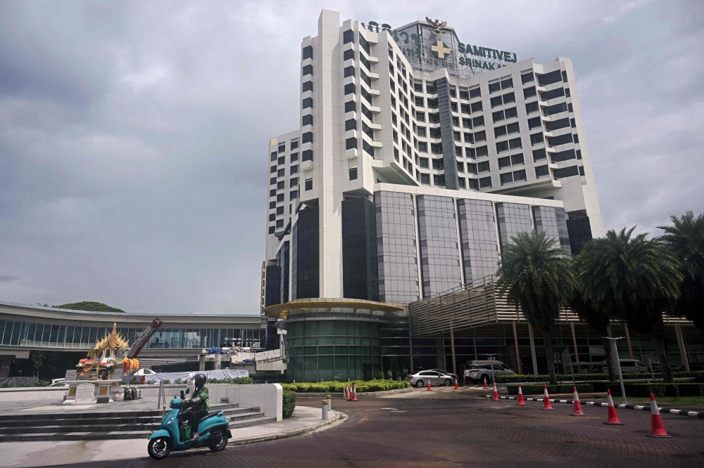 A general view shows the exterior of Samitivej Srinakarin Hospital, where some of the injured passengers were being treated two days after the turbulence-hit Singapore Airlines flight SQ321 from London to Singapore, in Bangkok on May 23, 2024. Photo by Lillian SUWANRUMPHA / AFP