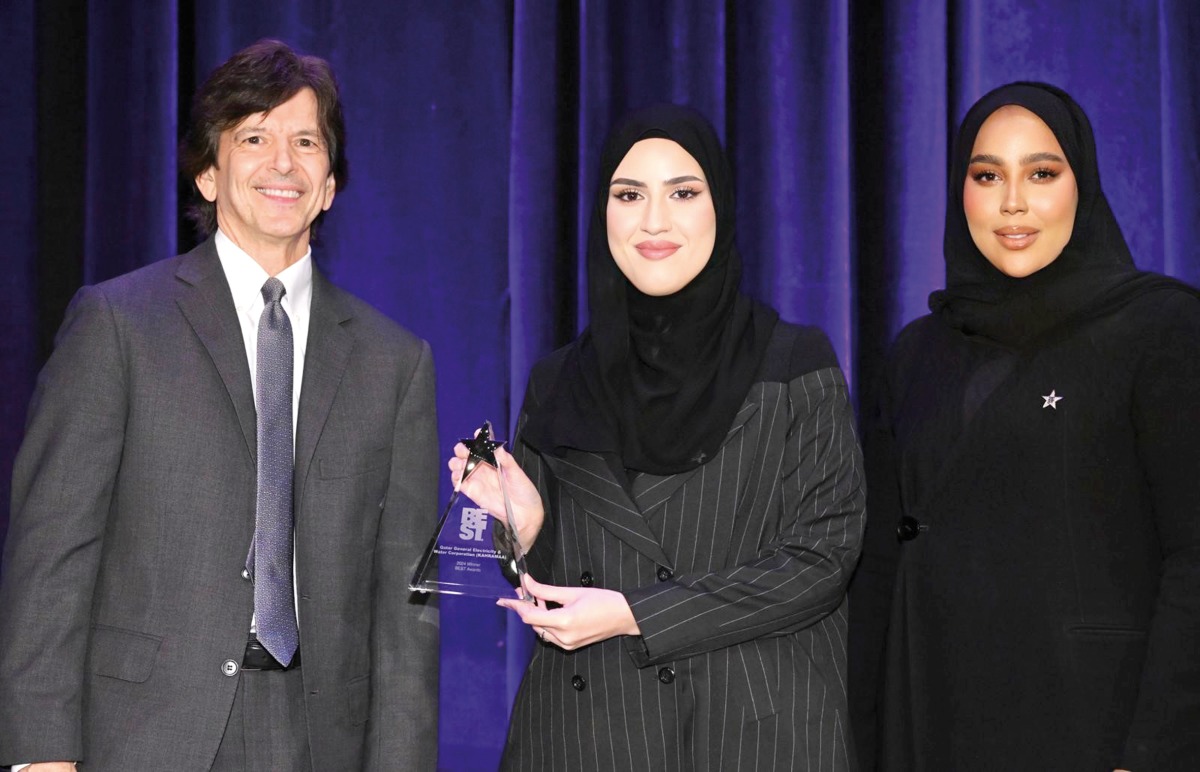 Kahramaa officials receiving the Award during the honouring ceremony.