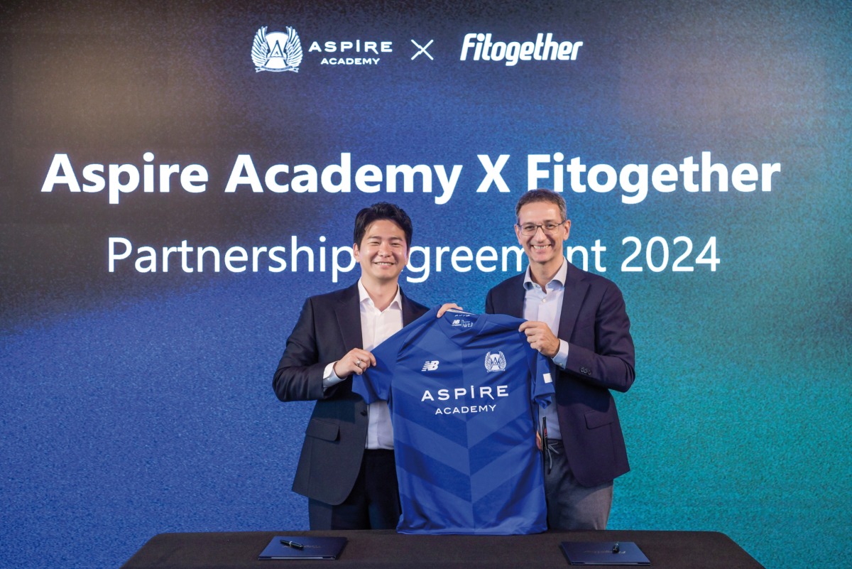 Director General of Aspire Academy Ivan Bravo (right) and CEO of Fitogether Jinsung Yoon pose for a photo.  