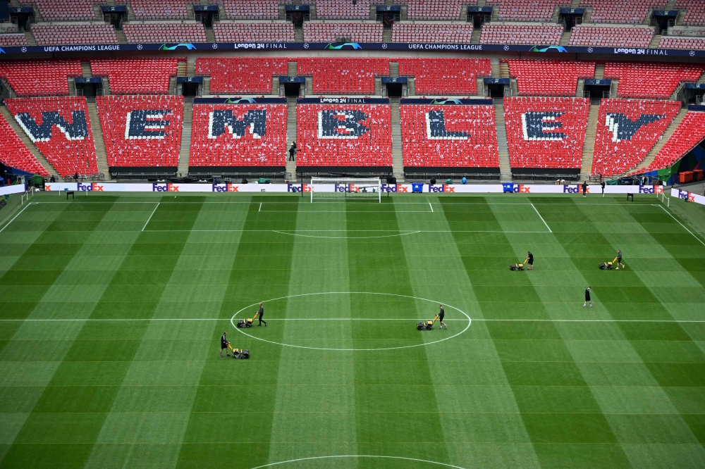 Groundstaff prepare the pitch ahead of the UEFA Champions League final football match between Borussia Dortmund and Real Madrid at Wembley stadium in London on June 1, 2024. (Photo by Paul Ellis / AFP)