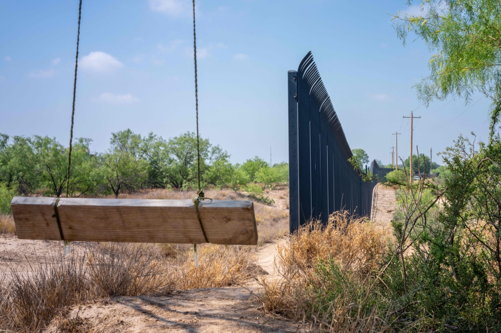 A swing set overlooks a section of border fencing near the banks of the Rio Grande river on June 04, 2024 in Eagle Pass, Texas. Photo by Brandon Bell / GETTY IMAGES NORTH AMERICA / Getty Images via AFP.