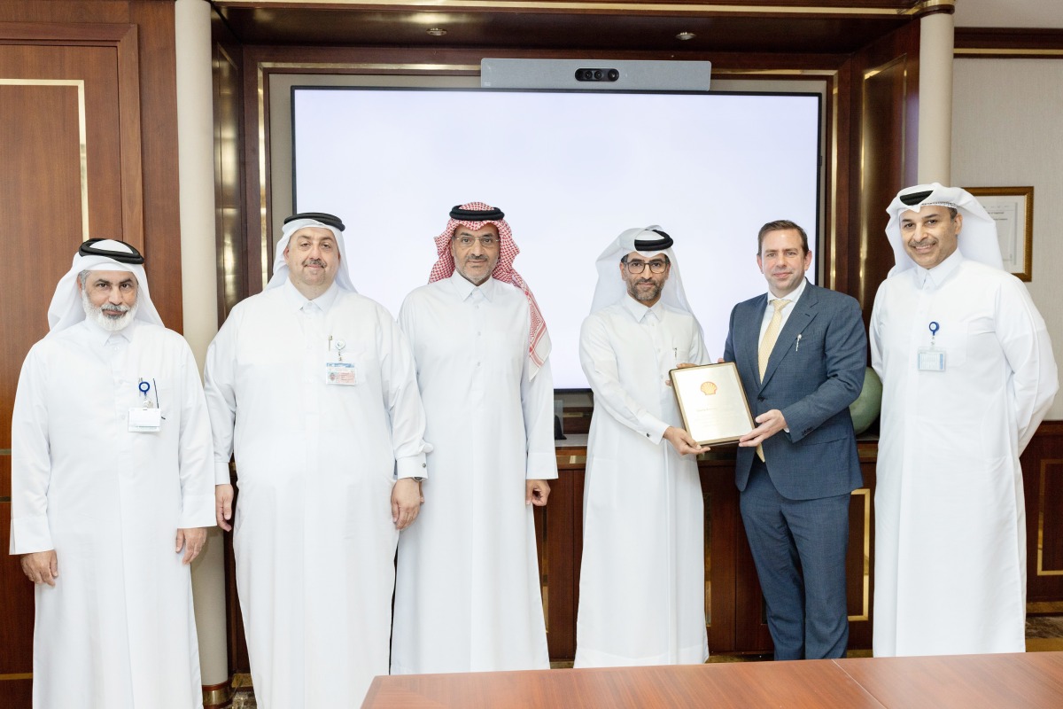 CEO of QatarEnergy LNG, Khalid bin Khalifa Al Thani and Cederic Cremers, Executive Vice President for Shell’s LNG business along with other officials during the award ceremony.