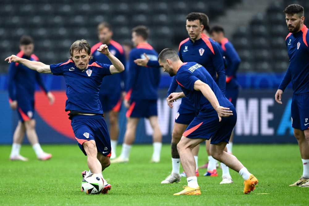 Croatia's midfielder #10 Luka Modric (L) and teammates take part in a MD-1 training session in Berlin on June 14, 2024. (Photo by Christophe Simon / AFP)