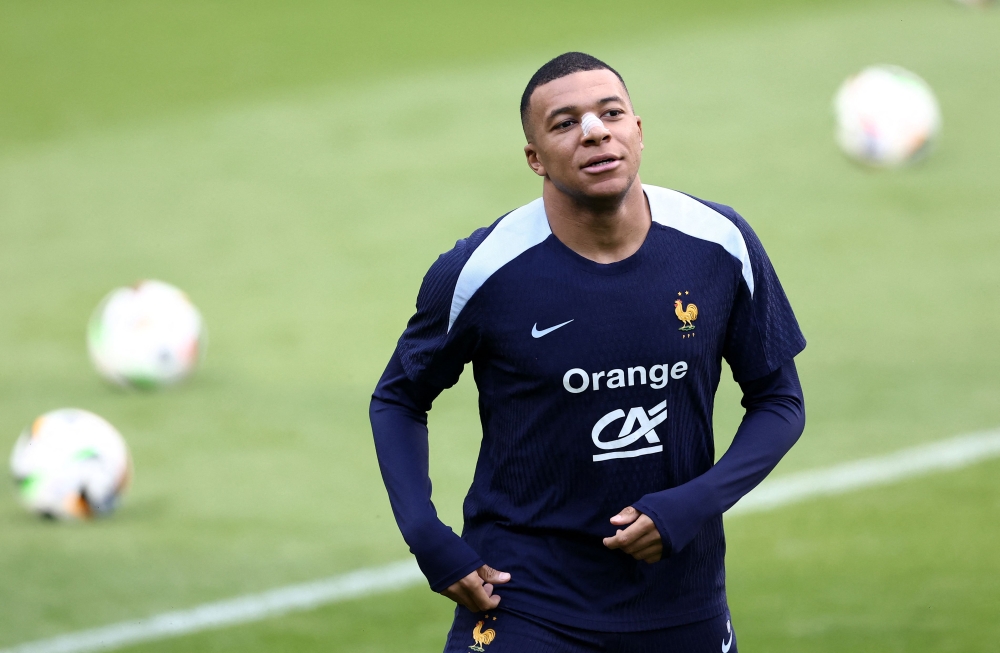 France's forward #10 Kylian Mbappe, who broke his nose during his country's opening win against Austria, attends a training session during the UEFA Euro 2024 Football Championship, at the Home Deluxe Arena Stadium in Paderborn, western Germany, on June 19, 2024. (Photo by FRANCK FIFE / AFP)
