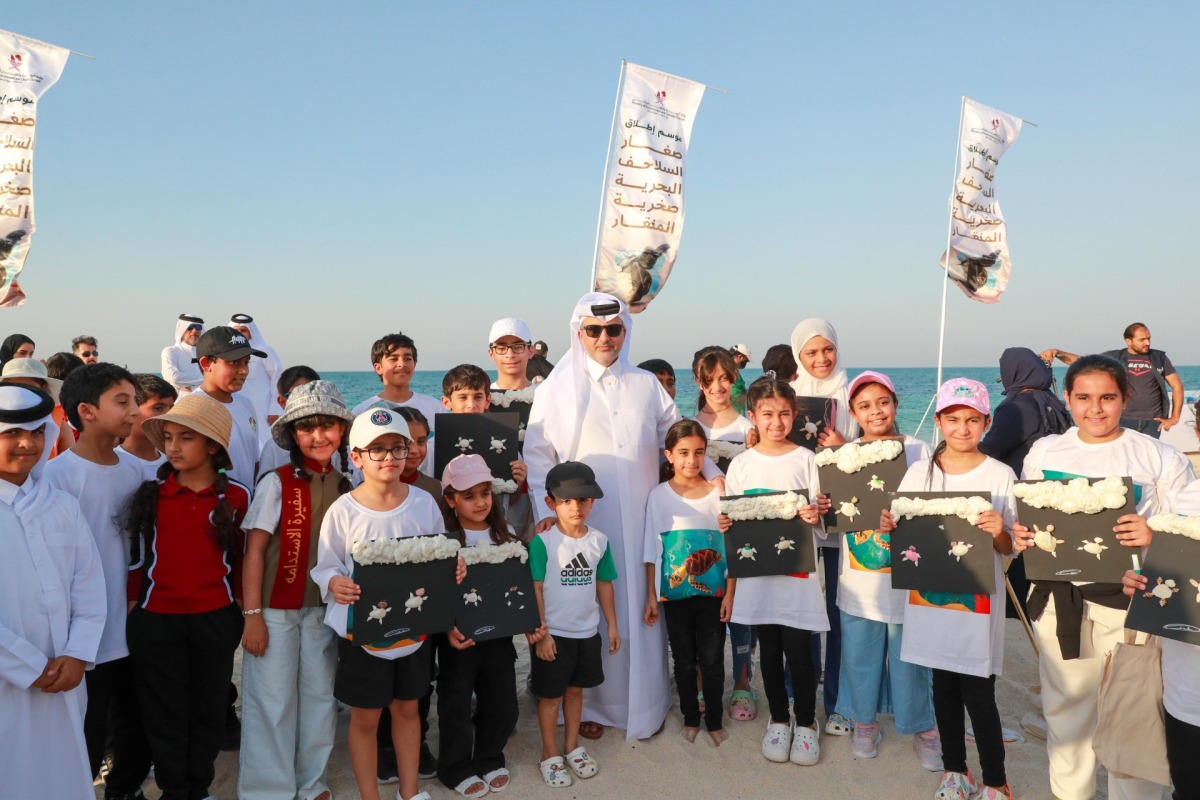 Minister of Environment and Climate Change H E Dr. Abdullah bin Abdulaziz bin Turki Al Subaie (centre) during the campaign at Fuwairit Beach yesterday.