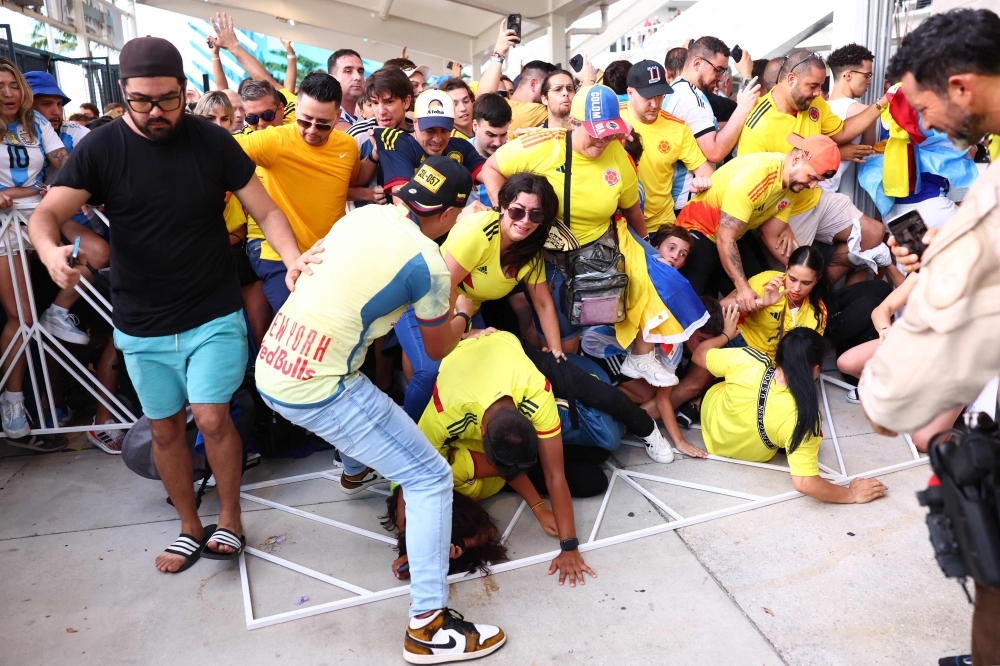 Fans try to enter the stadium amid disturbances prior to the CONMEBOL Copa America 2024 Final match between Argentina and Colombia at Hard Rock Stadium on July 14, 2024 in Miami Gardens, Florida. (Photo by Maddie Meyer / GETTY IMAGES NORTH AMERICA / Getty Images via AFP)