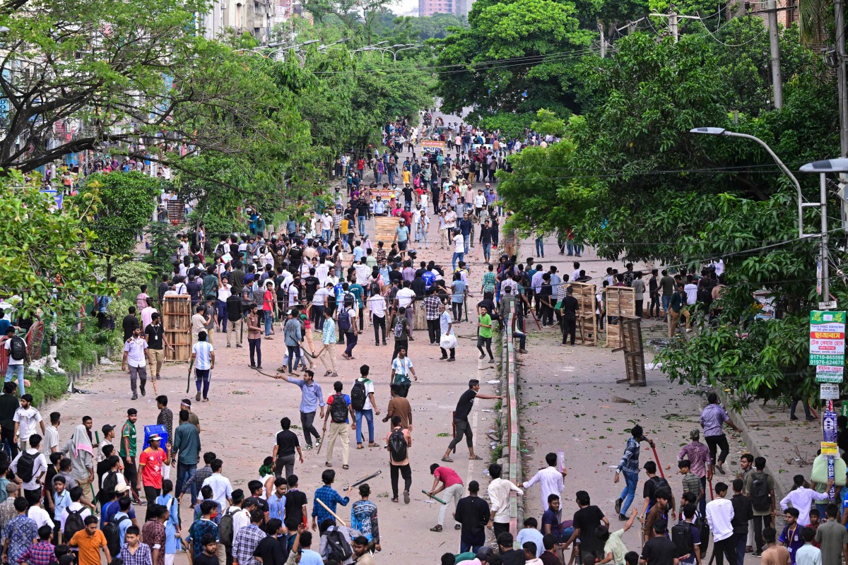 Anti-quota protesters and students backing the ruling Awami League party clash in Dhaka on July 16, 2024 (Photo by MUNIR UZ ZAMAN / AFP)

