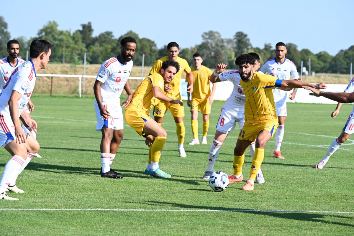 Action during the match between Al Gharafa and Al Sharjah FC.