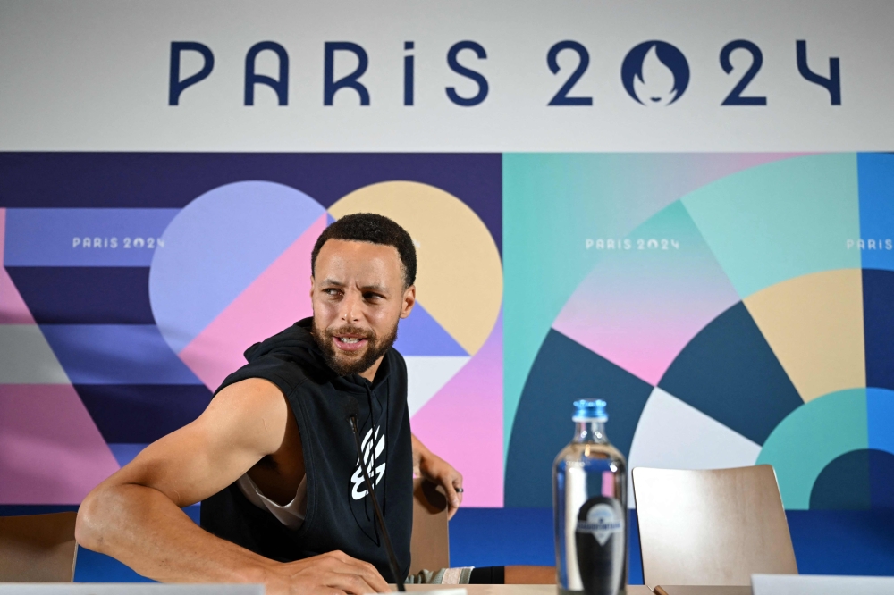US basketball player Stephen Curry leaves after a press conference in Paris on July 25, 2024, ahead of the Paris 2024 Olympic Games. (Photo by Fabrice Coffrini / AFP)
 