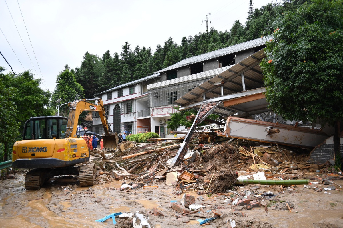  Rescuers work in Yuelin Village of Shouyue Town in Hengyang City, central China's Hunan Province, July 28, 2024.(Xinhua/Chen Zhenhai)