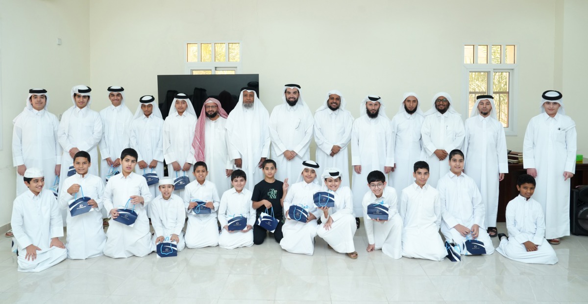 Students with officials at closing ceremony of summer course programme for students of Al Noor Arabic And Quran Learning Center.