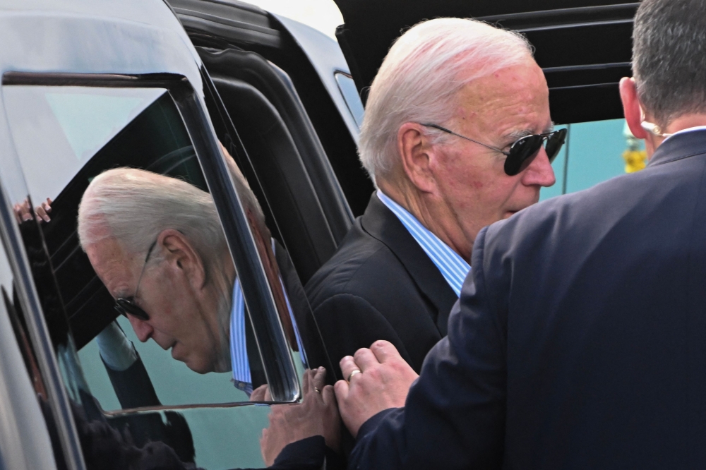 US President Joe Biden exits his motorcade to board Air Force One at Hagerstown Regional Airport in Hagerstown, Maryland, on August 18, 2024. (Photo by ROBERTO SCHMIDT / AFP)
