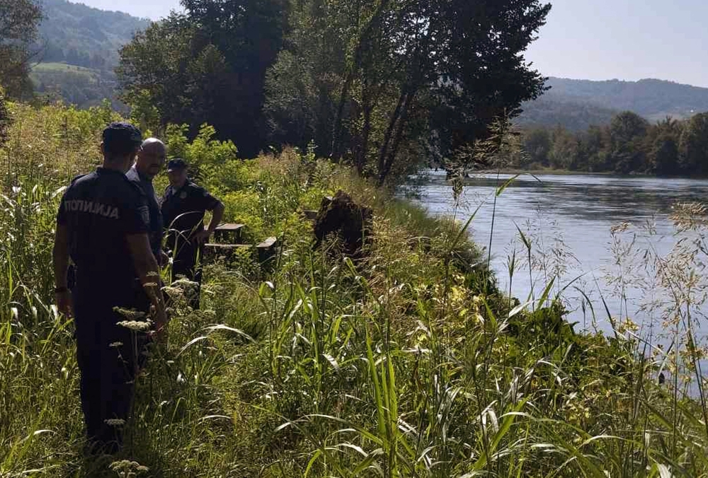 This handout photograph made available by the Ministry of Interior of Serbia shows Serbian Police officers searching a bank of the Drina River after a boat carrying 30 illegal migrants sank on the border between Serbia and Bosnia-Herzegovina near the town of Ljubovija, on August 22, 2024. (Photo by Handout / SERBIAN INTERIOR MINISTRY / AFP)