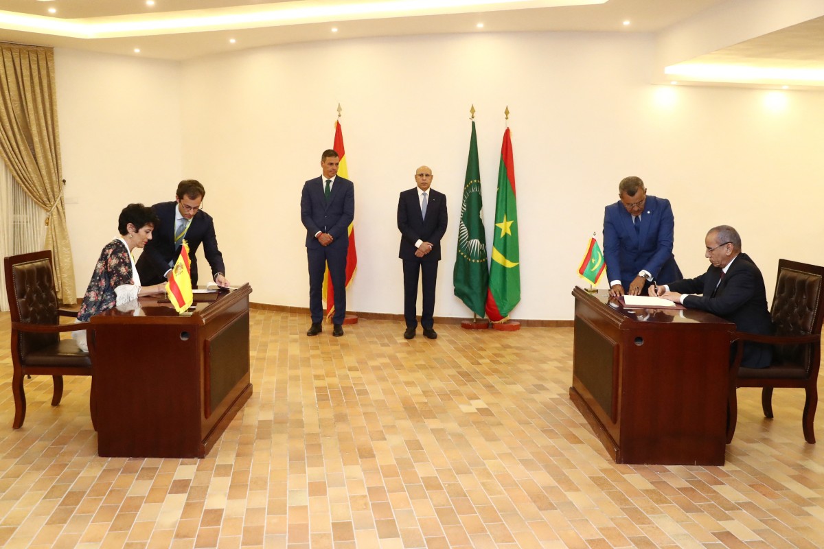 In this handout photograph taken and released by La Moncloa on August 27, 2024 Mauritanian President Mohamed Ould Cheikh Ghazouani (C,R) and Spanish Prime Minister Pedro Sanchez (C,L) attend the signing of agreement by Spain's Minister for Inclusion, Migration and Social Security Elma Saiz (L) and her Mauritanian couterpart in Nouakchott. Photo by Fernando CALVO / LA MONCLOA / AFP.
