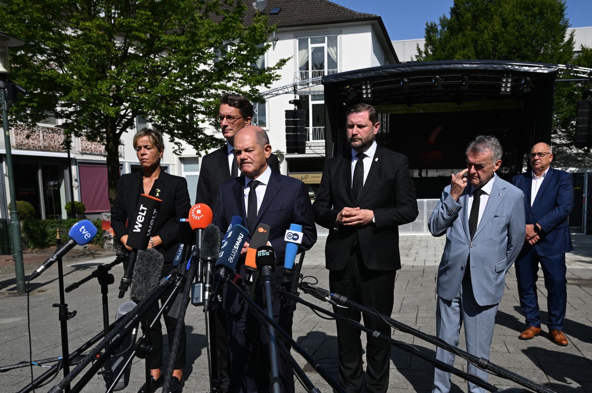 North Rhine-Westphalia's vice state premier Mona Neubaur, North Rhine-Westphalia's State Premier Hendrik Wuest, German Chancellor Olaf Scholz, Solingen's mayor Tim Kurzbach and North Rhine-Westphalia's Interior Minister Herbert Reul speak to the media at the site of a knife attack in Solingen, western Germany, on August 26, 2024. Photo by INA FASSBENDER / AFP.