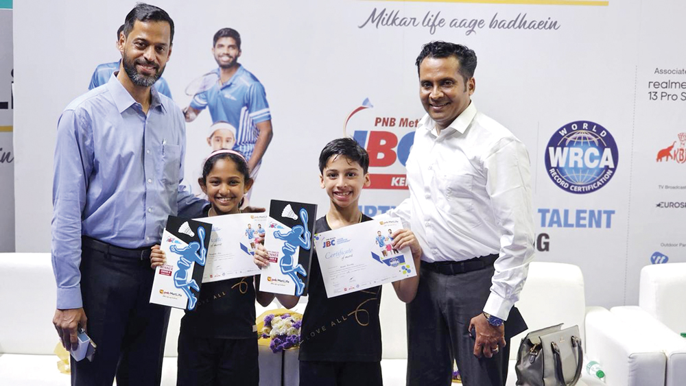 NVBS players taking photo with the Guests (From left - Rajish Kalapurayil - Branch Banking Head of EASF Bank, Nivedya Aji, Adam Noujas & Pradeep B - Regional Head Bancassurance, Punjab National Bank).