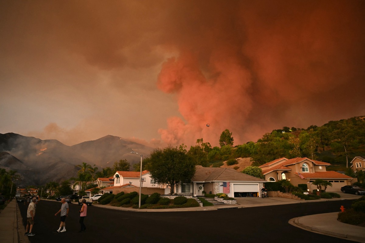 Smoke from the Airport Fire billows above homes in Rancho Santa Margarita, California, on September 9, 2024. Photo by Patrick T. Fallon / AFP.
