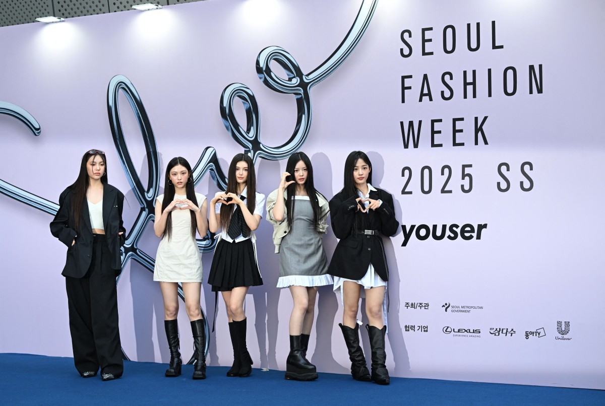 K-pop girl group NewJeans members pose on the blue carpet at the 2025 Spring/Summer Seoul Fashion Week at Dongdaemun Design Plaza in Seoul on September 3, 2024. (Photo by Jung Yeon-je / AFP)
