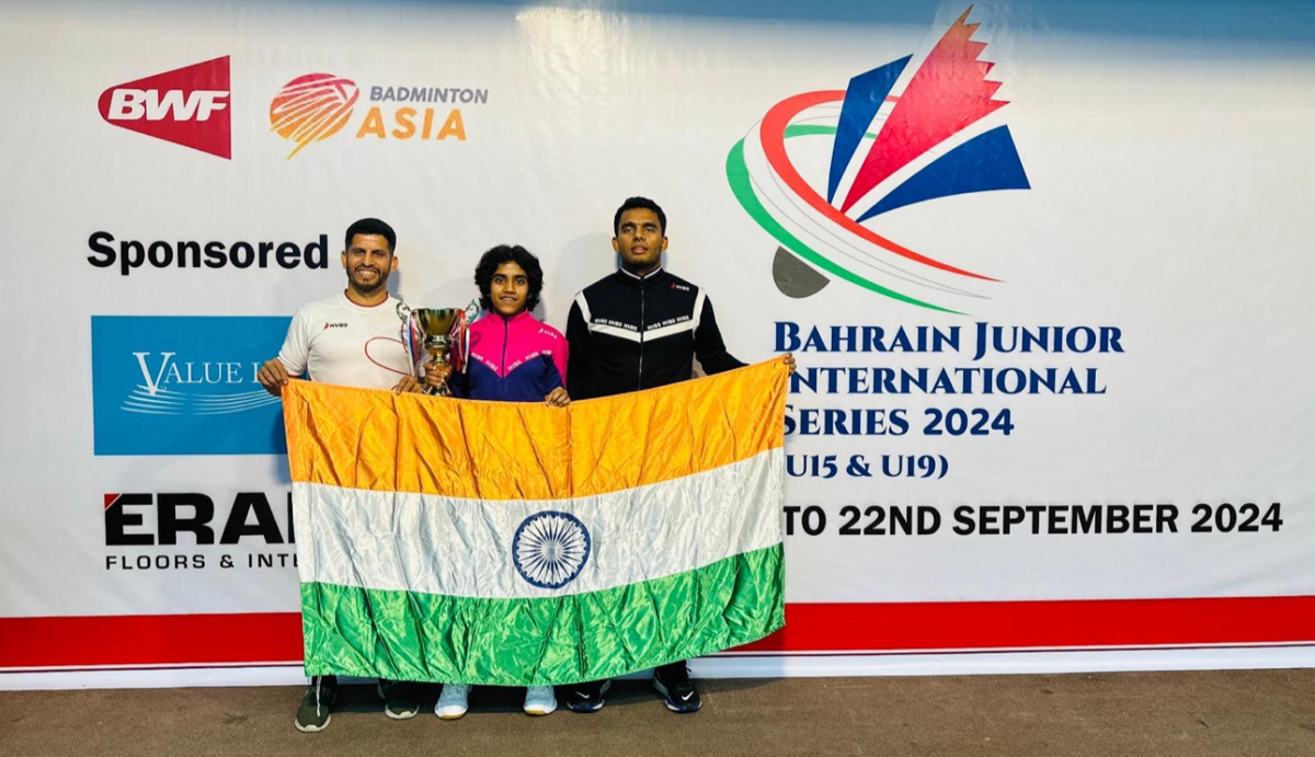 Riya Kurian poses for a photo along with NVBS Chief Coach Manoj Sahibjan and Head Coach Afsal O K.