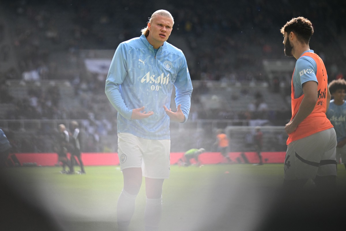 Manchester City's Norwegian striker #09 Erling Haaland (L) and Manchester City's Croatian defender #24 Josko Gvardiol (R) warm up ahead of the English Premier League football match between Newcastle United and Manchester City at St James' Park in Newcastle-upon-Tyne, north-east England on September 28, 2024. Photo by Oli SCARFF / AFP.