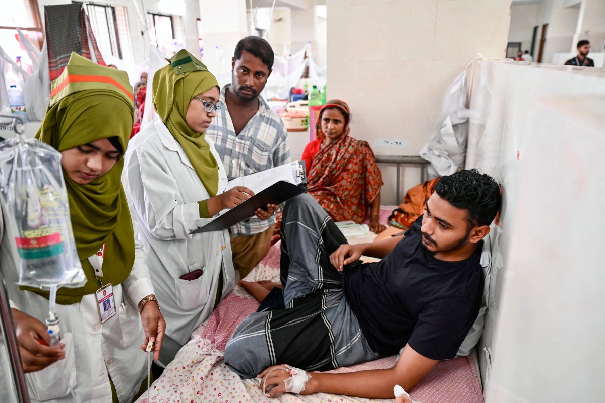 A dengue patient receives treatment at a hospital in Dhaka on September 28, 2024. (Photo by Munir UZ ZAMAN / AFP)
