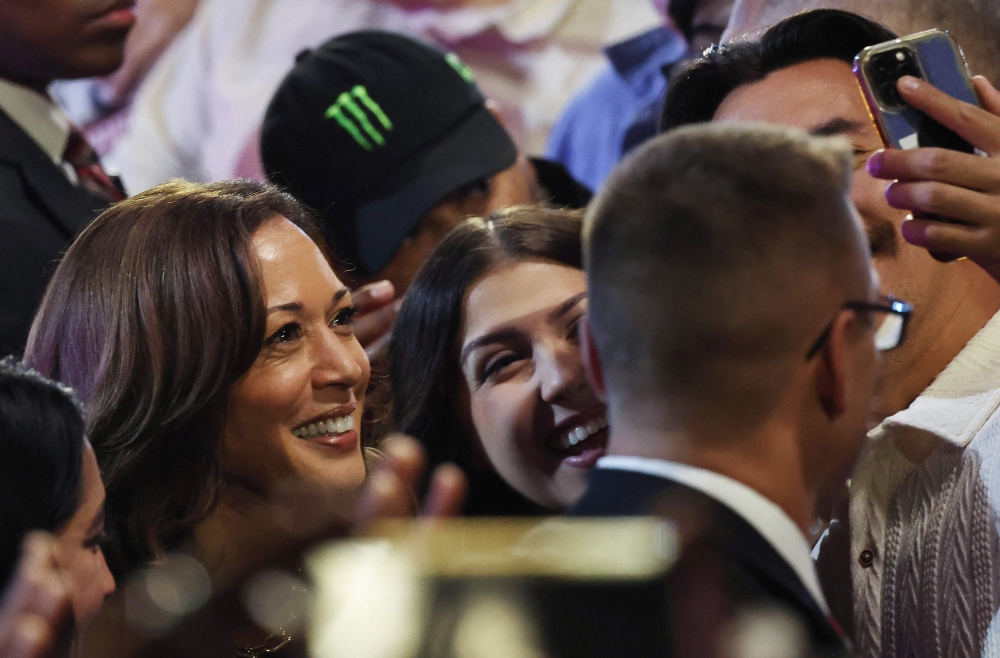 Democratic presidential nominee, Vice President Kamala Harris (L), poses for photos with supporters after speaking during a campaign rally at the Expo at World Market Center on September 29, 2024 in Las Vegas, Nevada. (Photo by MARIO TAMA / GETTY IMAGES NORTH AMERICA / Getty Images via AFP)
