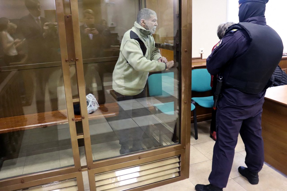 In this handout picture taken and released by the Moscow City Court press service on October 7, 2024, US citizen Stephen Hubbard, 72, accused of fighting as a mercenary for Ukraine, attends his verdict hearing in Moscow. (Photo by Handout / Moscow City Court press service / AFP)
