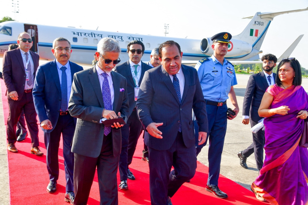 In this handout photograph taken on October 15, 2024, and released by Pakistan's Press Information Department (PID), India's Foreign Minister Subrahmanyam Jaishankar (third left) speaks to Pakistan's DG South Asia Ilyas Nizami upon his arrival at the Nur Khan Airbase in Rawalpindi. (Photo by Pakistan's Press Information Department (PID) / AFP)

