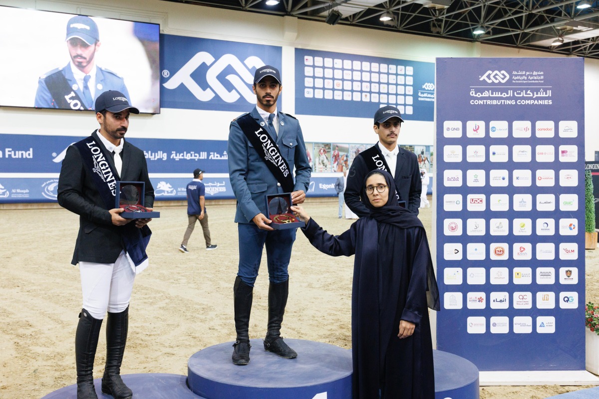 Head of the Longines Hathab Technical Support Committee Haya Al Nuaimi presents the trophies to the Small Tour podium winners.
