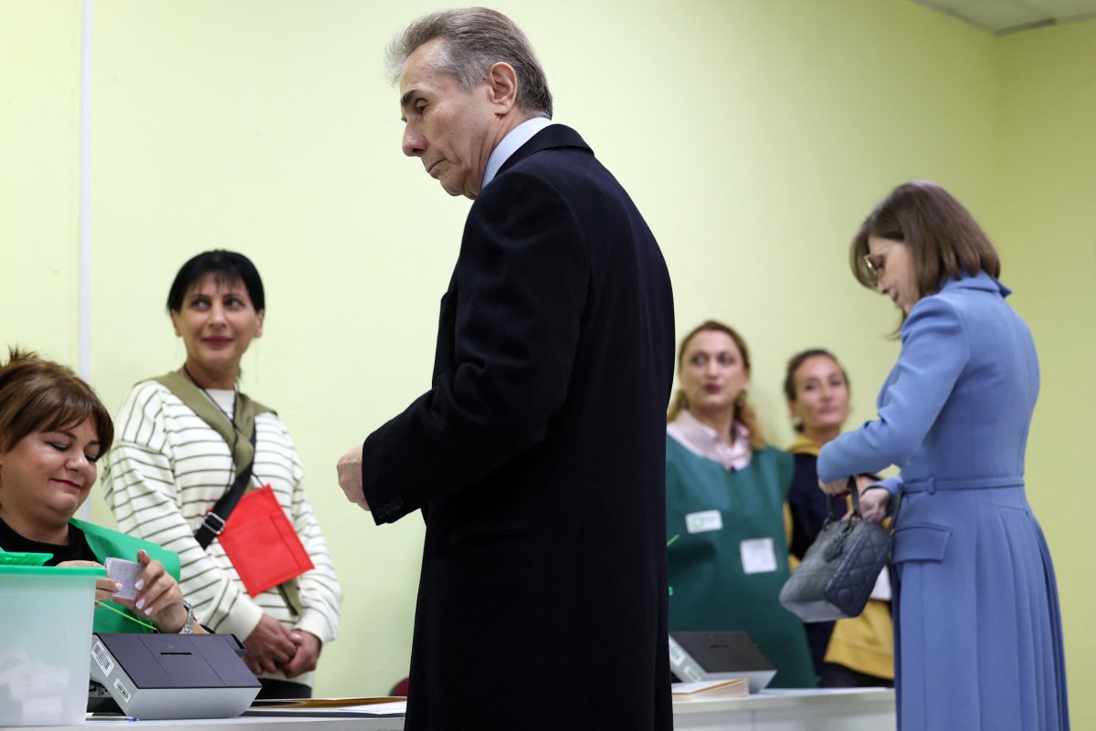 Georgian oligarch Bidzina Ivanishvili votes in the country's parliamentary elections at a polling station in Tbilisi on October 26, 2024. (Photo by Giorgi ARJEVANIDZE / AFP)
