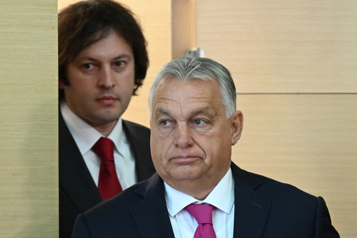 Georgian Prime Minister Irakli Kobakhidze and visiting Hungarian Prime Minister Viktor Orban arrive for a joint briefing at the state chancellery in Tbilisi on October 29, 2024. (Photo by Vano SHLAMOV / AFP)
