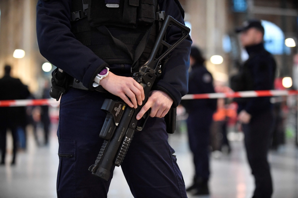 File photo for representational purposes only. A policeman holds a 40-millimetre rubber defensive bullet launcher LBD (LBD40) to Paris' Gare du Nord train station, after several people were lightly wounded by a man wielding a knife on January 11, 2023. (Photo by Julien De Rosa / AFP)

