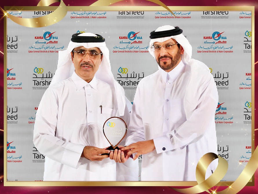 Engineer Essa bin Hilal Al Kuwari presents the Award for Best Project in Renewable Energy to Dr. Sheikh Faisal bin Jassim Al Thani.