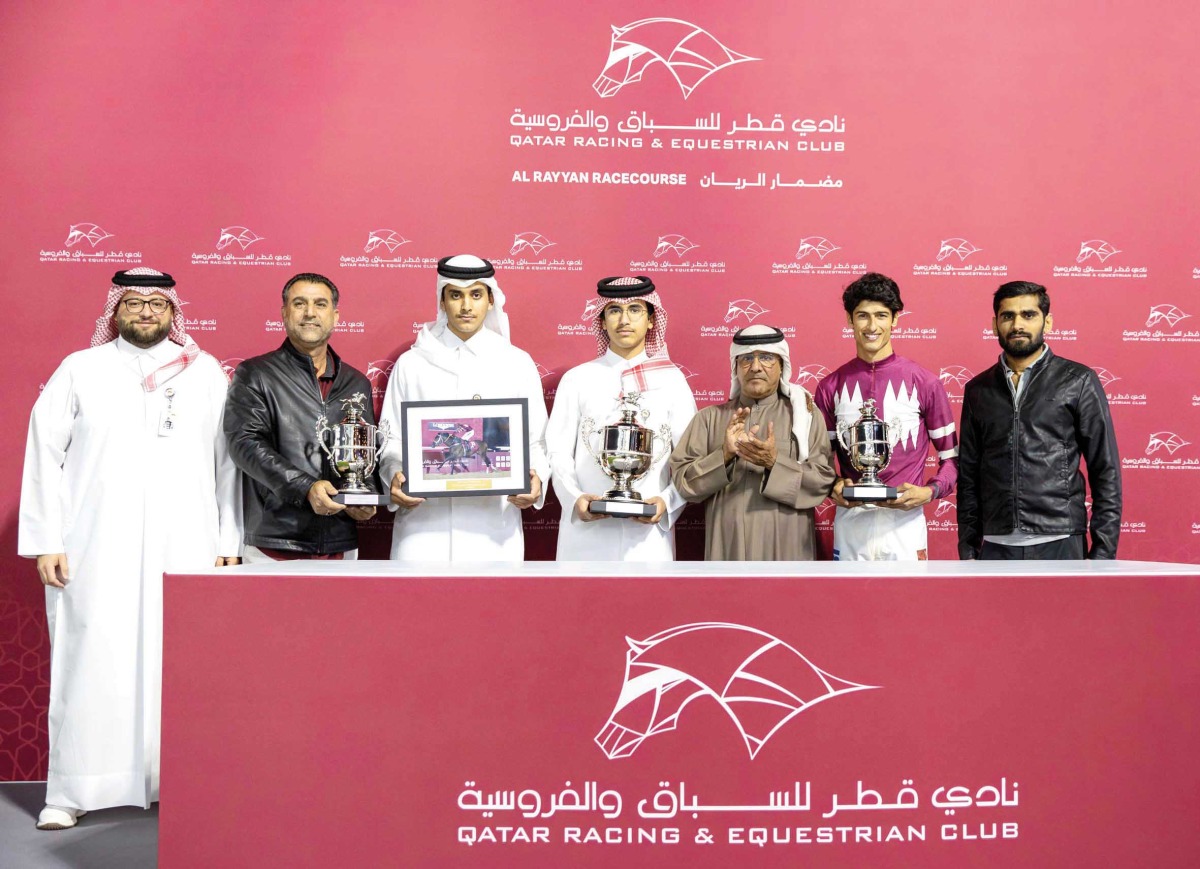 Qatar Racing and Equestrian Club Racing Manager Abdulla Rashid Al Kubaisi crowned the winners of the Bu Samrah Cup. PIC: Juhaim/QREC
