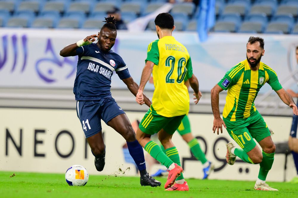 Action during the match between Al Wakrah and Ravshan at Al Janoub Stadium yesterday.