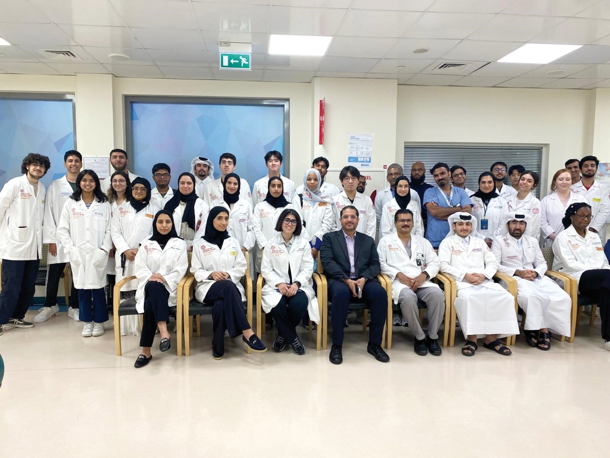 Dr. Mohammad Yousef (front, fourth from left) along with other officials accompanied  WCM-Q pre-medical students on a field trip to HMC’s National Centre for Cancer Care and Research.